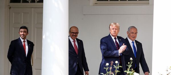 US President Donald Trump applauds as he arrives with United Arab Emirates (UAE) Foreign Minister Abdullah bin Zayed, Bahrain's Foreign Minister Abdullatif Al Zayani and Israel's Prime Minister Benjamin Netanyahu - Sputnik International