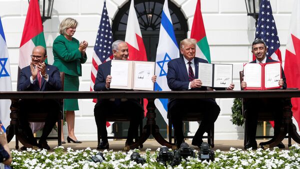 Bahrain’s Foreign Minister Abdullatif Al Zayani, Israel's Prime Minister Benjamin Netanyahu, U.S. President Donald Trump and United Arab Emirates (UAE) Foreign Minister Abdullah bin Zayed participate in the signing of the Abraham Accords, normalizing relations between Israel and some of its Middle East neighbors - Sputnik International
