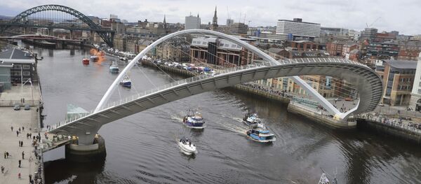 A flotilla of fishing boats sail by the Gateshead Millennium bridge A flotilla of fishing boats sail by the Gateshead Millennium bridge - Sputnik International