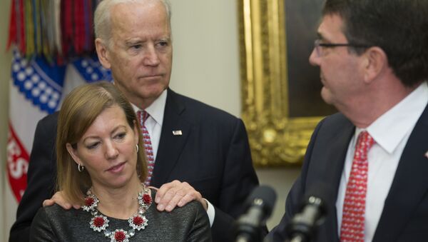 Vice President Joe Biden stands with Stephanie Carter, wife of incoming Defense Secretary Ash Carter, right, during Carter's swearing in ceremony,  Tuesday, Feb. 17, 2015, in the Roosevelt Room of the White House in Washington.  Carter, 60, is President Barack Obama's fourth secretary of defense. - Sputnik International