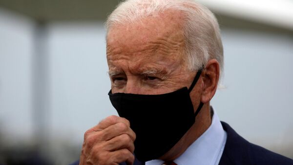 Democratic U.S. presidential nominee Joe Biden adjusts his protective face mask before departing for travel to Orlando from Tampa International Airport, Florida, U.S., September 15, 2020. - Sputnik International