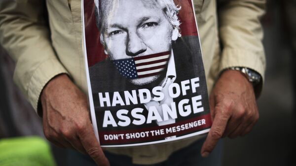 A man holds a photograph of WikiLeaks founder Julian Assange during a protest demanding the freedom of Assange in front of the UK embassy in Brussels, Monday, Sept. 7, 2020 - Sputnik International