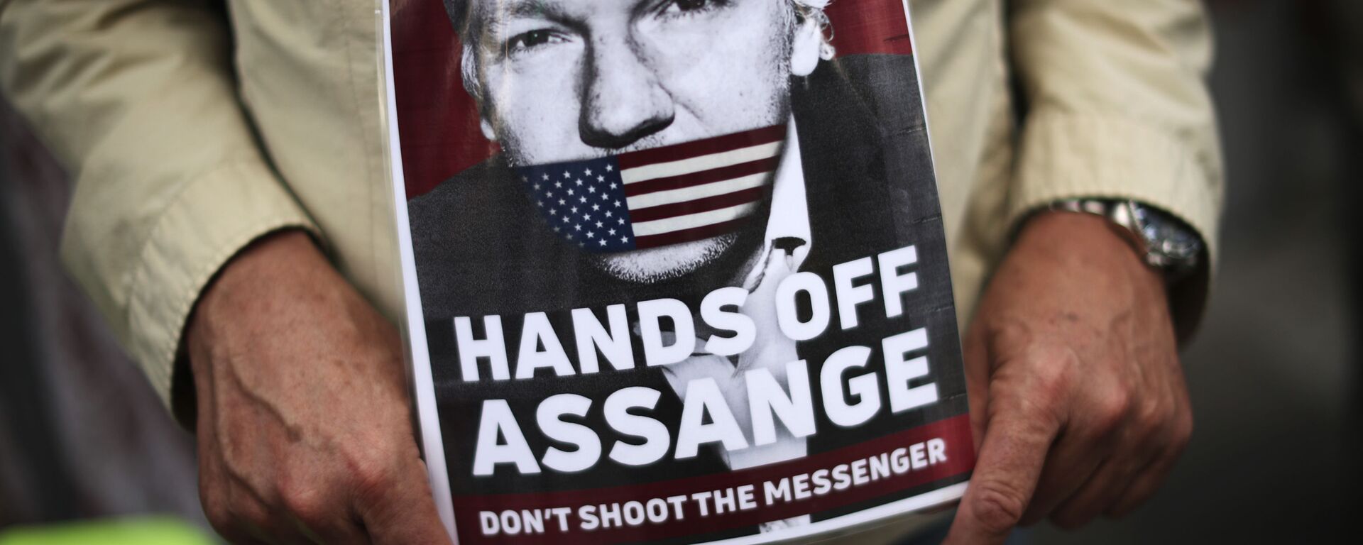 A man holds a photograph of WikiLeaks founder Julian Assange during a protest demanding the freedom of Assange in front of the UK embassy in Brussels, Monday, Sept. 7, 2020 - Sputnik International, 1920, 11.12.2021