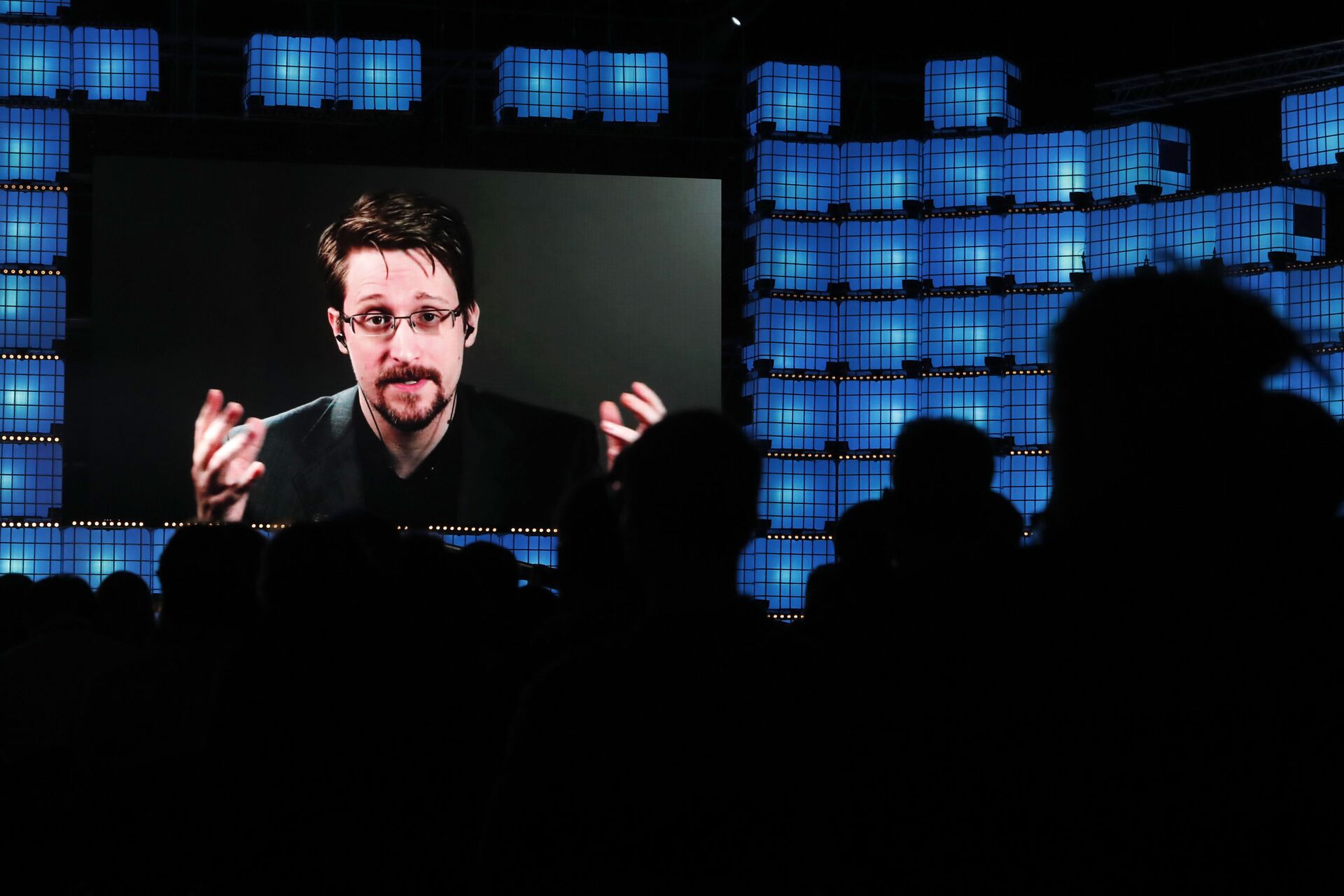 Former U.S. National Security Agency contractor Edward Snowden addresses attendees through video link at the Web Summit technology conference in Lisbon, Monday, Nov. 4, 2019 - Sputnik International, 1920, 24.02.2023