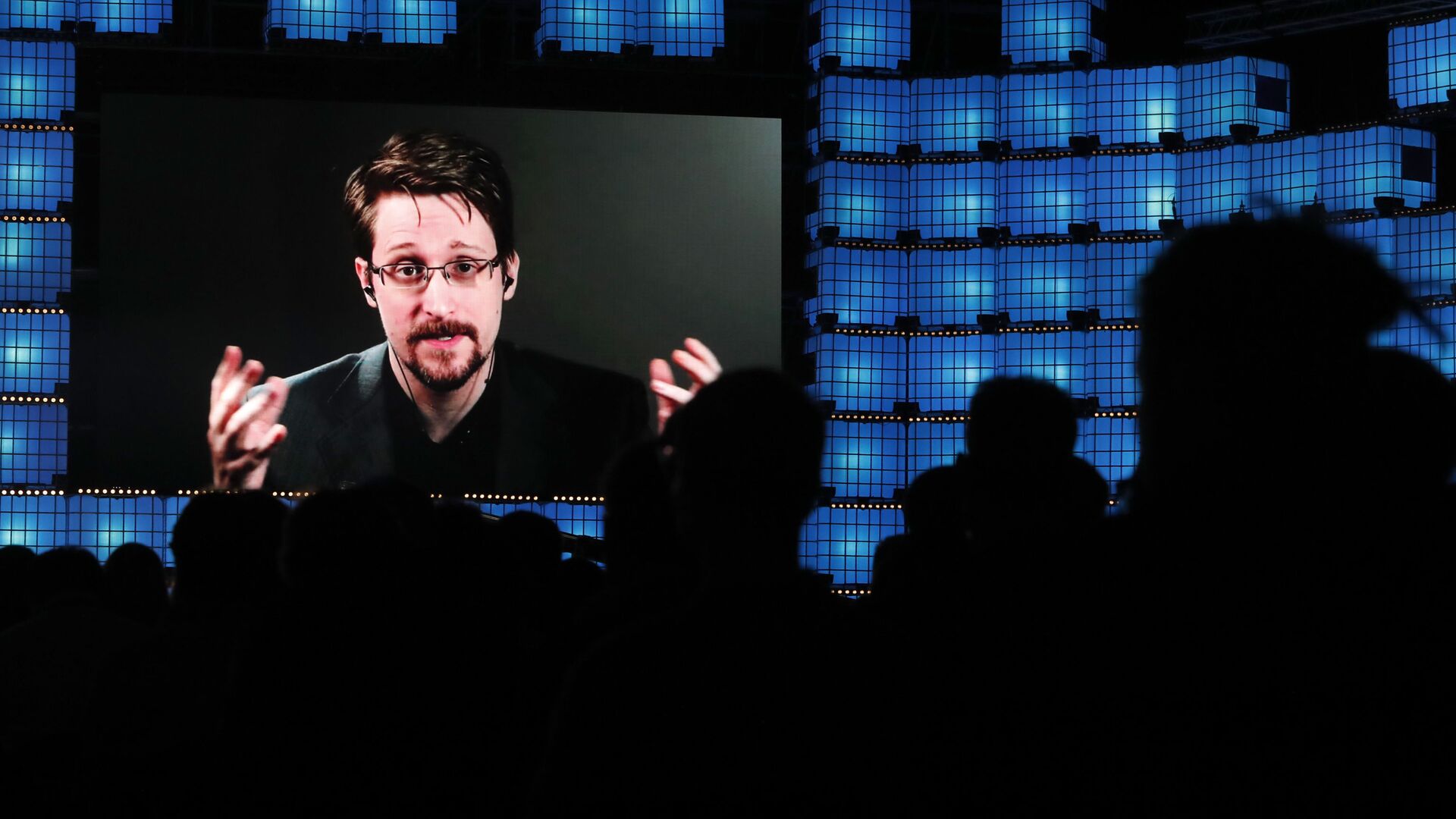 Former U.S. National Security Agency contractor Edward Snowden addresses attendees through video link at the Web Summit technology conference in Lisbon, Monday, Nov. 4, 2019 - Sputnik International, 1920, 27.06.2021