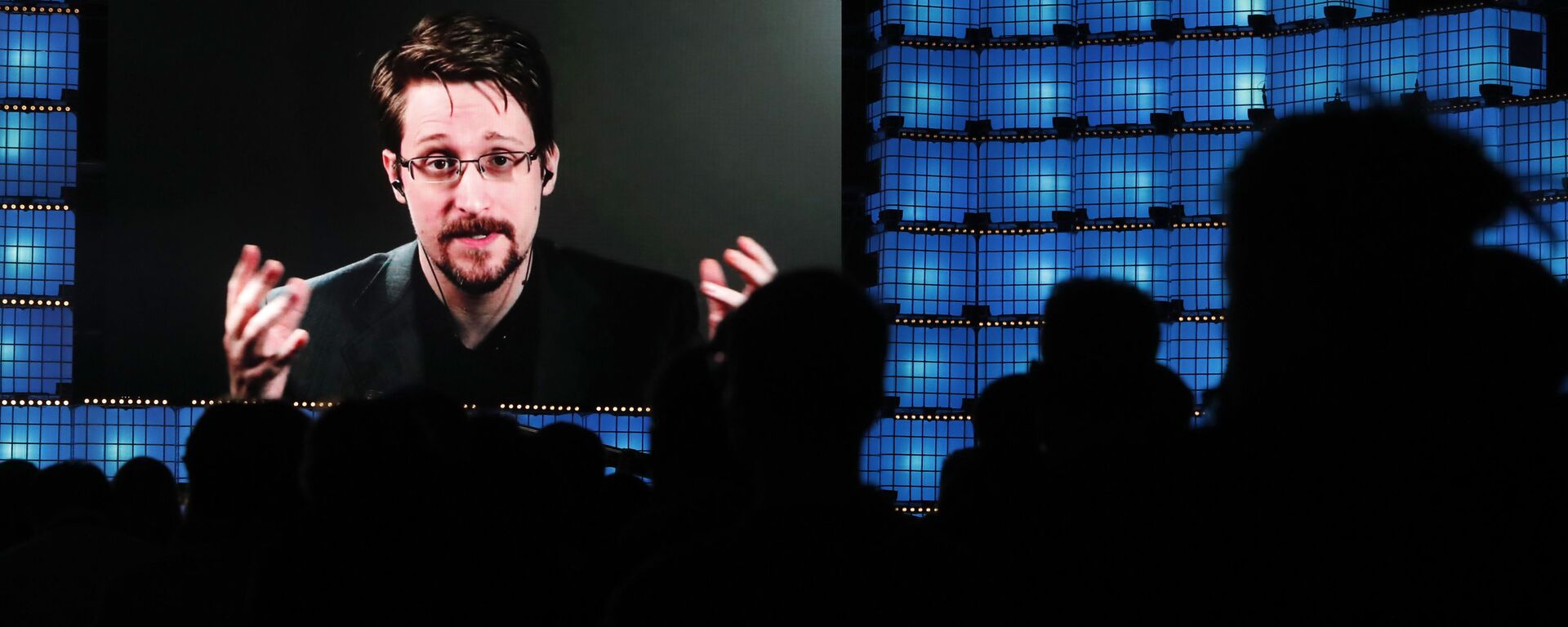Former U.S. National Security Agency contractor Edward Snowden addresses attendees through video link at the Web Summit technology conference in Lisbon, Monday, Nov. 4, 2019 - Sputnik International, 1920, 03.10.2021