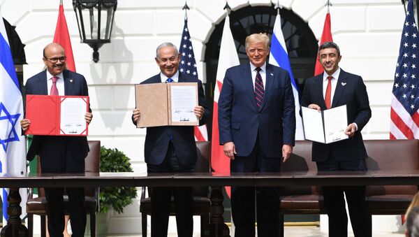 (L-R)Bahrain Foreign Minister Abdullatif al-Zayani, Israeli Prime Minister Benjamin Netanyahu, US President Donald Trump, and UAE Foreign Minister Abdullah bin Zayed Al-Nahyan participate in the signing of the Abraham Accords where the countries of Bahrain and the United Arab Emirates recognize Israel, at the White House in Washington, DC, September 15, 2020. - Israeli Prime Minister Benjamin Netanyahu and the foreign ministers of Bahrain and the United Arab Emirates arrived September 15, 2020 at the White House to sign historic accords normalizing ties between the Jewish and Arab states. - Sputnik International