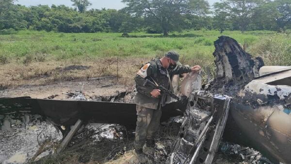 Venezuelan military officials inspect downed US-registered jet allegedly used to smuggle drugs. - Sputnik International