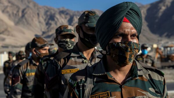 Indian soldiers stand in a formation after disembarking from a military transport plane at a forward airbase in Leh, in the Ladakh region, September 15, 2020 - Sputnik International