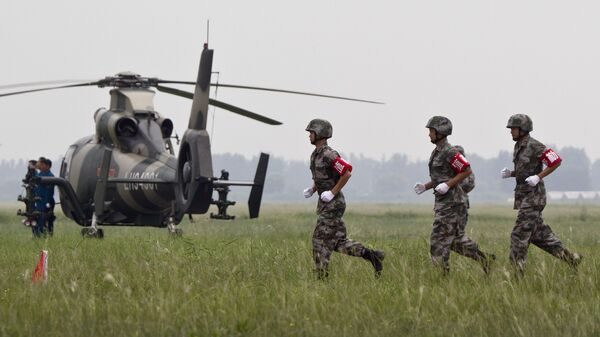  Chinese soldiers run near a Z-9WZ attack helicopter, designed and manufactured by China (File) - Sputnik International