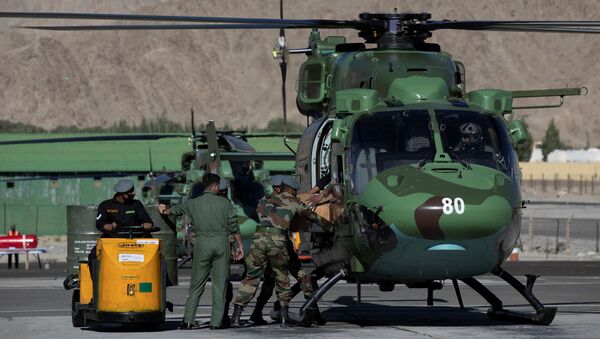Indian soldiers load supplies on a military helicopter at a forward airbase in Leh, in the Ladakh region, September 15, 2020 - Sputnik International