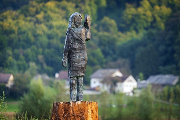 'Melania Trump' Likeness in Slovenia Turns Bronze After Being Burned in a Fire 'Melania Trump' Likeness in Slovenia Turns Bronze After Being Burned in a Fire - Sputnik International