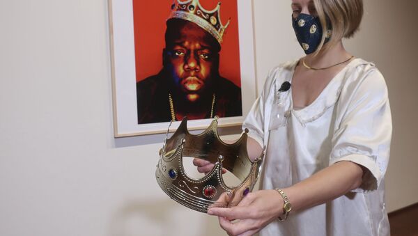 Sotheby's specialist Cassandra Hatton holds the plastic crown worn and signed by the Notorious B.I.G., Monday, Sept. 14, 2020, in New York - Sputnik International