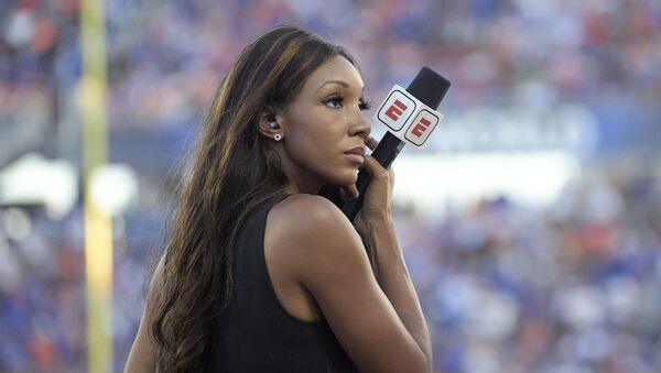 ESPN's Maria Taylor works from the sideline during the first half of an NCAA college football game between Miami and Florida Saturday, Aug. 24, 2019, in Orlando, Fla. - Sputnik International