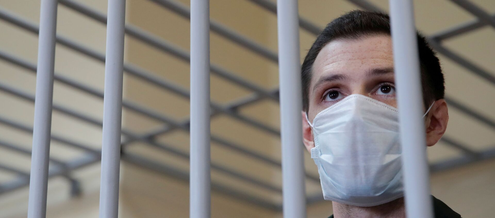 Former U.S. Marine Trevor Reed, who was detained in 2019 and accused of assaulting police officers, stands inside a defendants' cage during a court hearing in Moscow, Russia July 30, 2020. - Sputnik International, 1920, 16.09.2020