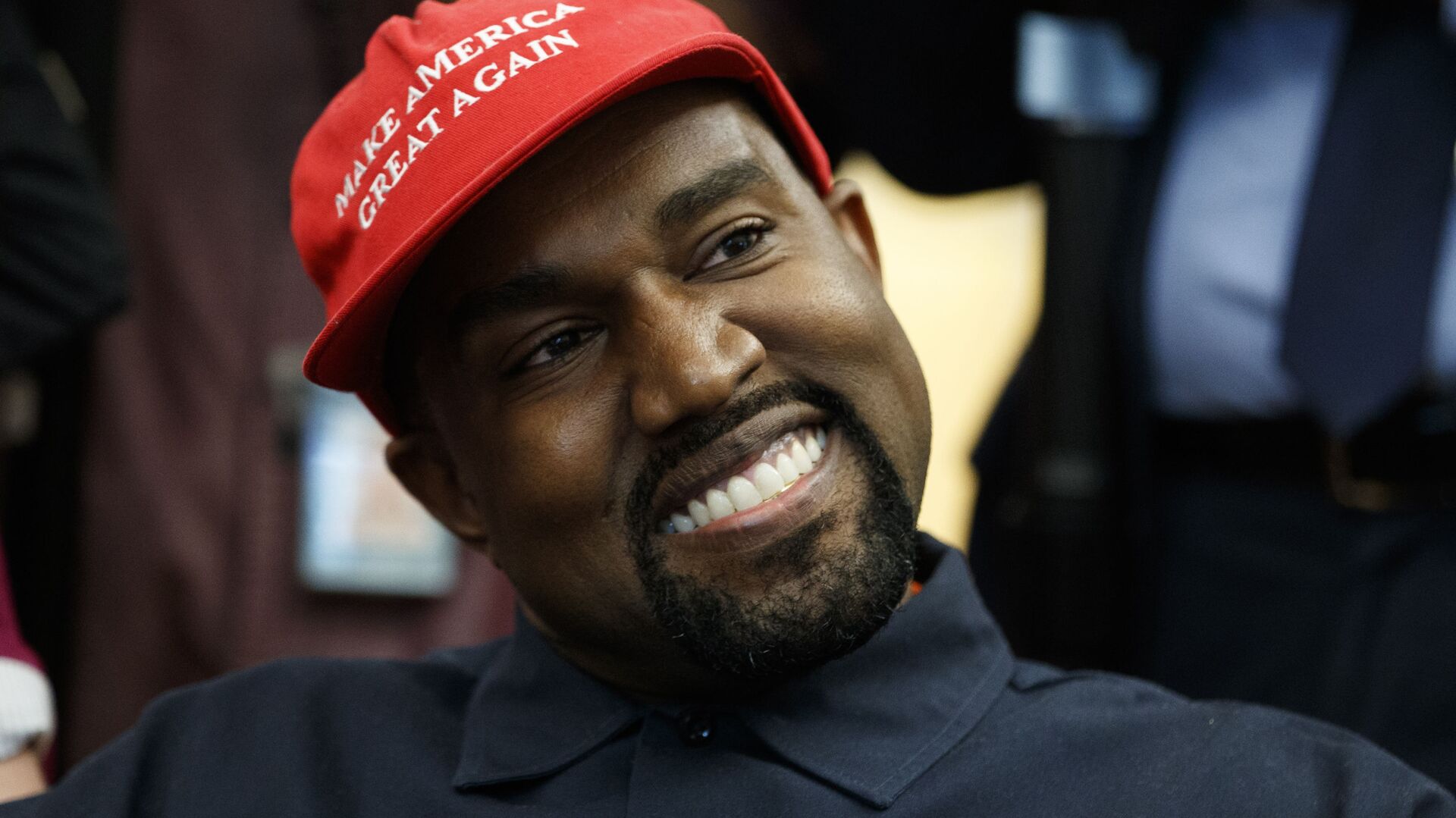 Rapper Kanye West smiles as he listens to a question from a reporter during a meeting in the Oval Office of the White House with President Donald Trump, Thursday, Oct. 11, 2018, in Washington. (AP Photo/Evan Vucci) - Sputnik International, 1920, 18.02.2022