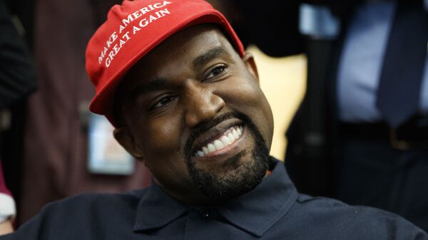 Rapper Kanye West smiles as he listens to a question from a reporter during a meeting in the Oval Office of the White House with President Donald Trump, Thursday, Oct. 11, 2018, in Washington. (AP Photo/Evan Vucci) - Sputnik International
