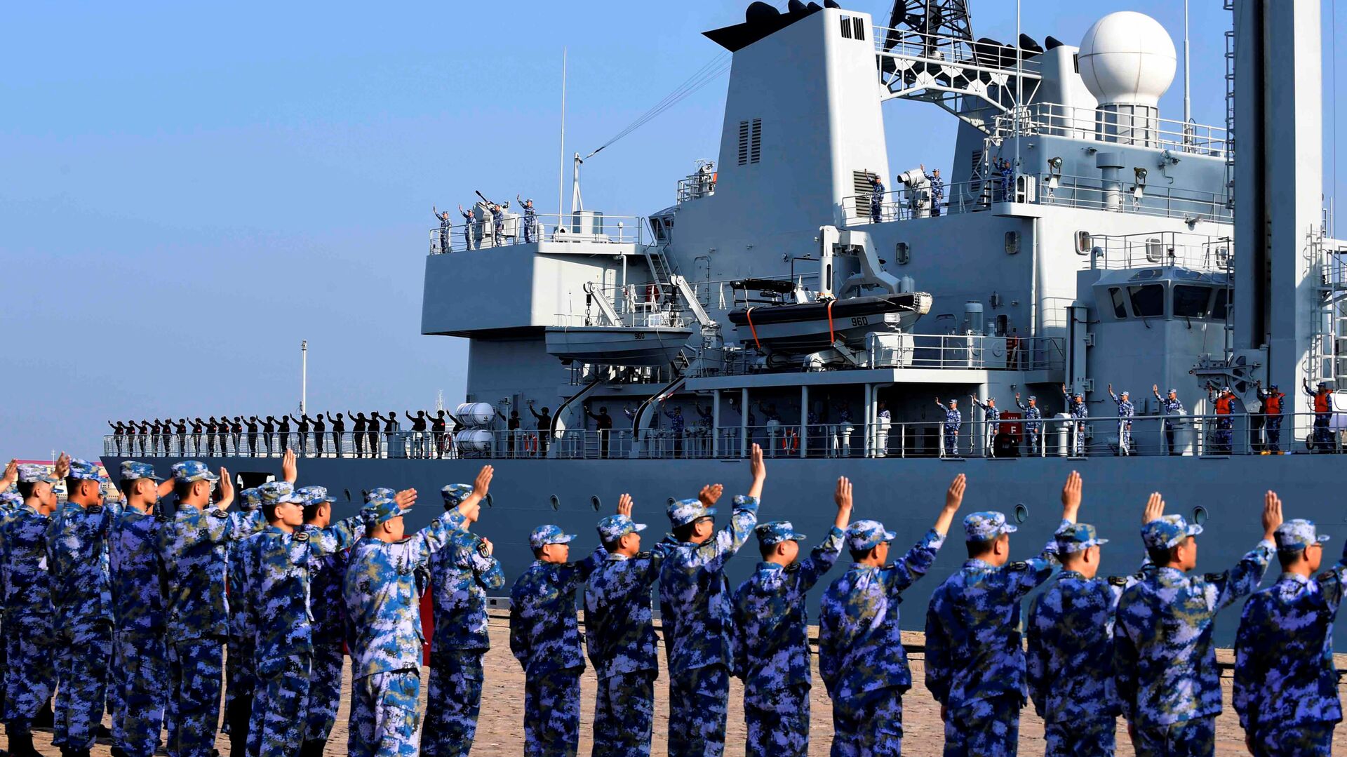 Soldiers of the Chinese People's Liberation Army (PLA) Navy take part in a ceremony as a replenishment ship sets sail to the Gulf of Aden and the waters off Somalia, from a naval port in Qingdao, Shandong province, China September 3, 2020 - Sputnik International, 1920, 22.02.2022