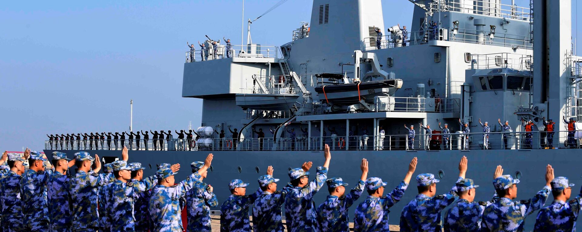 Soldiers of the Chinese People's Liberation Army (PLA) Navy take part in a ceremony as a replenishment ship sets sail to the Gulf of Aden and the waters off Somalia, from a naval port in Qingdao, Shandong province, China September 3, 2020 - Sputnik International, 1920, 03.08.2022