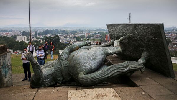 The statue of Sebastian de Belalcazar, a 16th century Spanish conqueror, lies on the ground after it was pulled down by indigenous in Popayan, Cauca department, Colombia on September 16, 2020. - Colombian indigenous on Wednesday tore down a statue of Sebastian de Belalcazar, a 16th century Spanish conquistador, with ropes in repudiation of the violence they have historically faced, according to their spokesmen. - Sputnik International