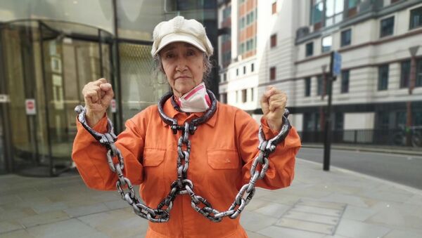 Protester in orange jump suit and chains outside of Old Bailey 16 September 2020 - Sputnik International