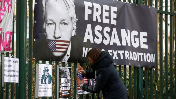  A supporter of WikiLeaks founder Julian Assange posts a sign on the Woolwich Crown Court fence, ahead of a hearing to decide whether Assange should be extradited to the United States, in London, Britain February 25, 2020 - Sputnik International