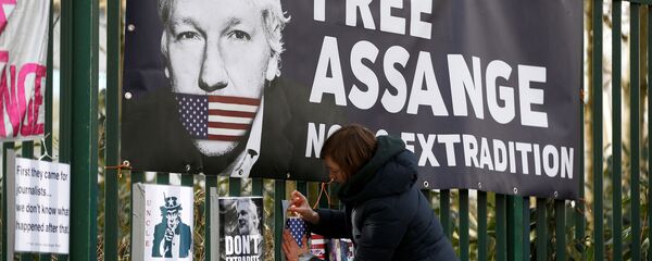  A supporter of WikiLeaks founder Julian Assange posts a sign on the Woolwich Crown Court fence, ahead of a hearing to decide whether Assange should be extradited to the United States, in London, Britain February 25, 2020 - Sputnik International