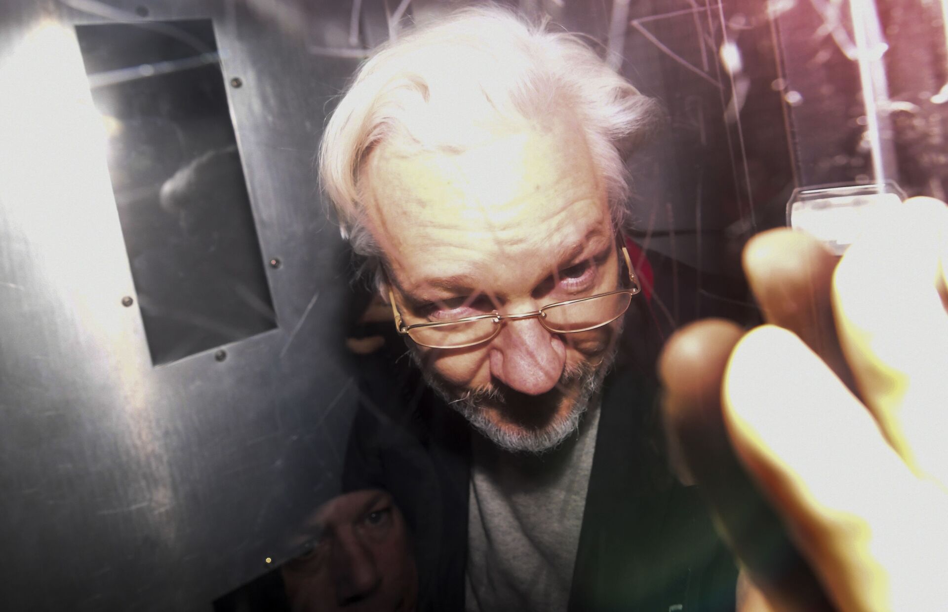 Wikileaks founder Julian Assange leaves in a prison van after appearing at Westminster Magistrates Court, for an administrative hearing in London, Monday, Jan. 13, 2020 - Sputnik International, 1920, 07.09.2021
