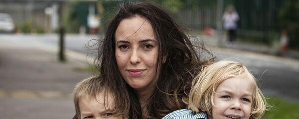 Stella Moris poses for a photo with her sons, Gabriel, right and Max leave Belmarsh Prison after visiting her partner and their father, Julian Assange, in London, Tuesday, Aug. 25, 2020 - Sputnik International