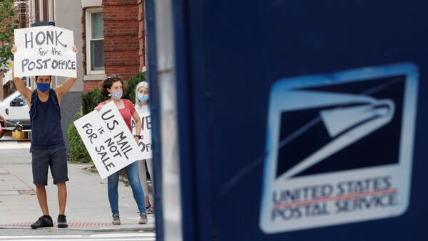 People demonstrate in support of the U.S. Postal Service in Cambridge - Sputnik International