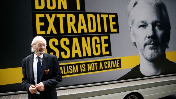 WikiLeaks founder Julian Assange's father John Shipton is seen outside the Old Bailey, the Central Criminal Court ahead of a hearing to decide whether Assange should be extradited to the United States, in London, Britain September 8, 2020. - Sputnik International