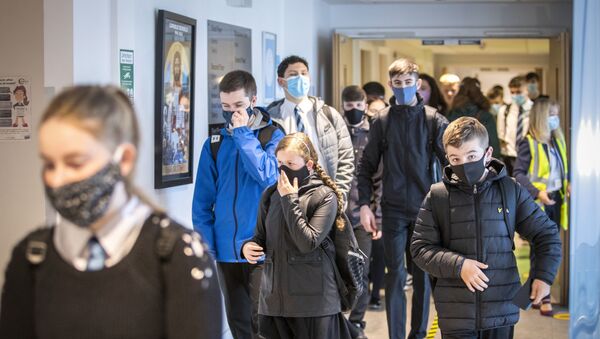 Students at St Columba's High School, Gourock, Scotland, wear protective face masks as the requirement for secondary school pupils when moving around school comes into effect from today across Scotland, Monday Aug. 31, 2020 - Sputnik International