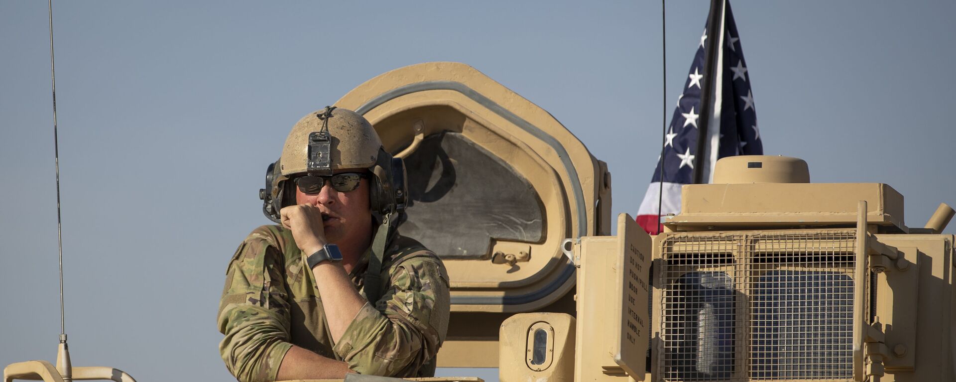 A U.S. soldier observes form the top of a fighting vehicle at a US military base at undisclosed location in Northeastern Syria, Monday, Nov. 11, 2019. - Sputnik International, 1920, 25.10.2023