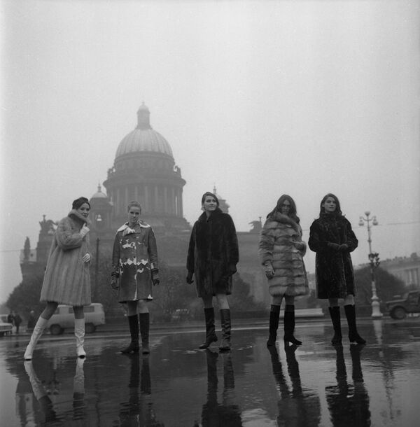 Models demonstrate fur coats from the 1968-1969 collection near the St Isaac Cathedral in Leningrad, October 1968 - Sputnik International