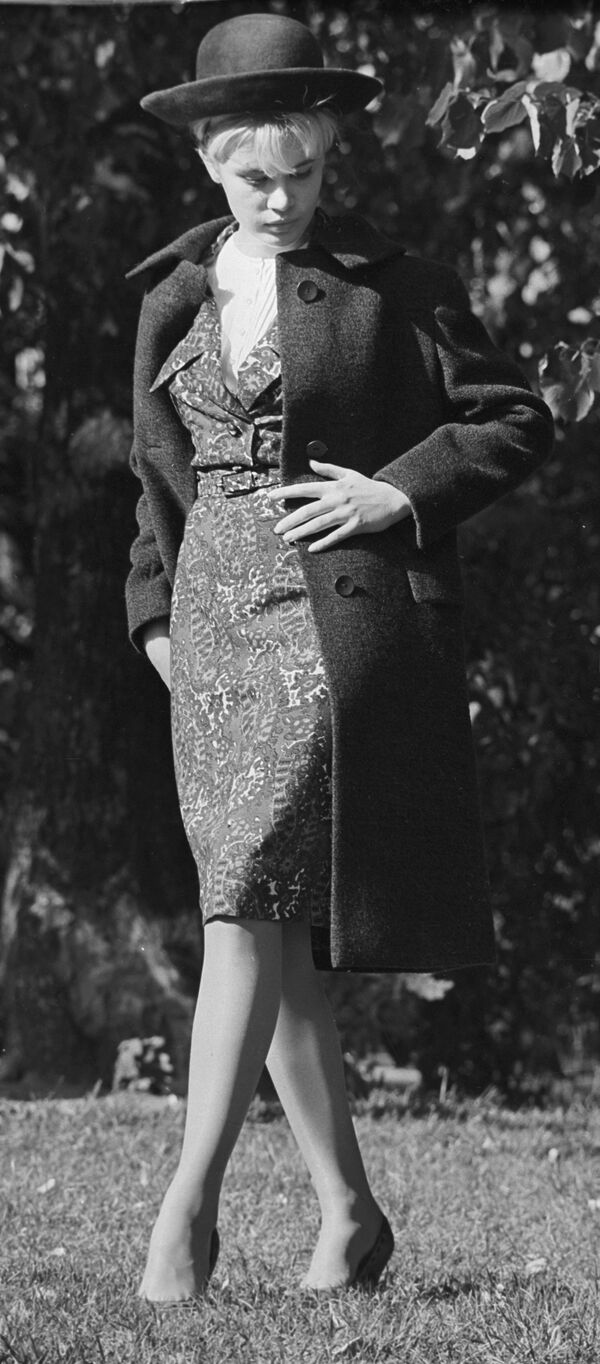 A model demonstrates a dress made of artificial silk, a wool coat and a felt hat - all from the 1964 autumn collection. - Sputnik International