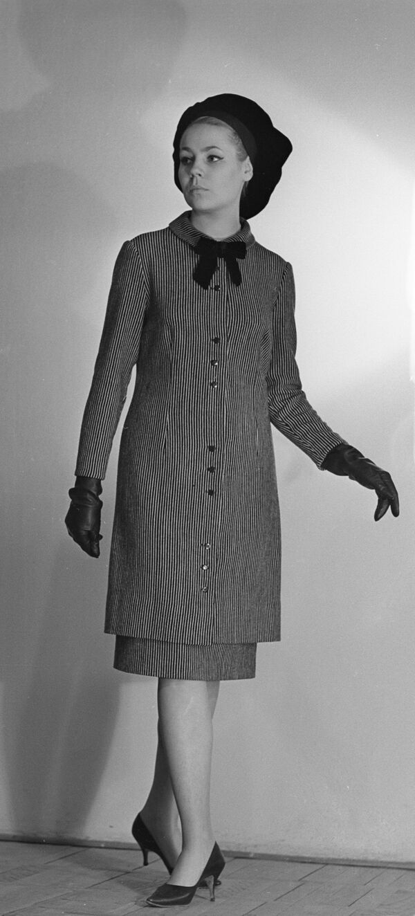 A model demonstrates a wool costume from the spring-autumn collection, 1965 - Sputnik International