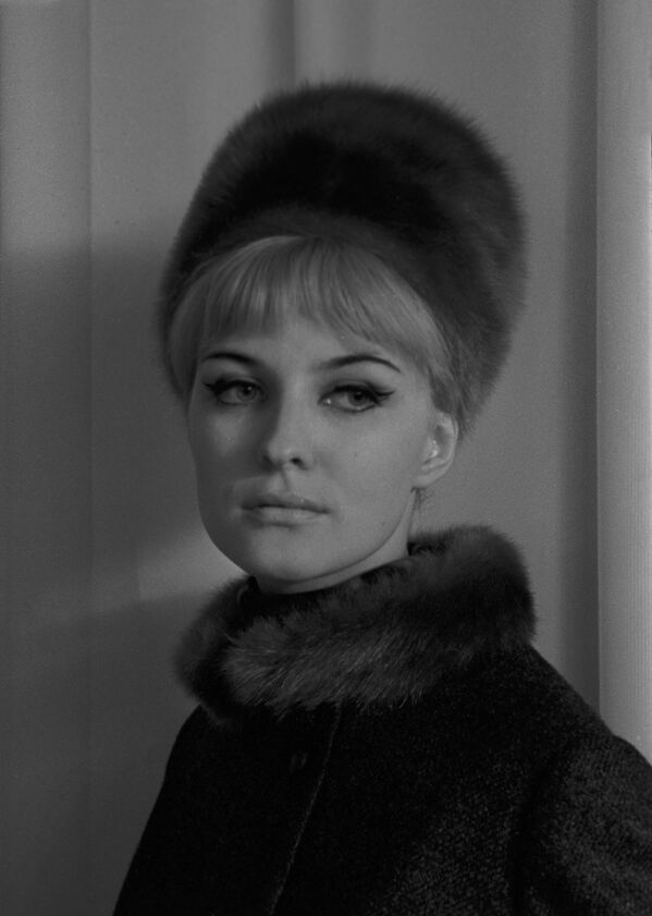 A model wears a coat with a fur collar and a fur hat, 1965 - Sputnik International