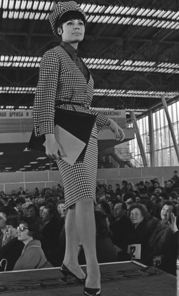 A model demonstrates a business-style costume from the 1964 autumn-winter collection - Sputnik International
