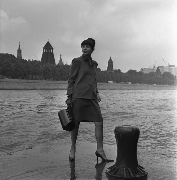 A model demonstrates an outfit from the 1966 autumn collection against the backdrop of the Kremlin Embankment in Moscow, 1966 - Sputnik International