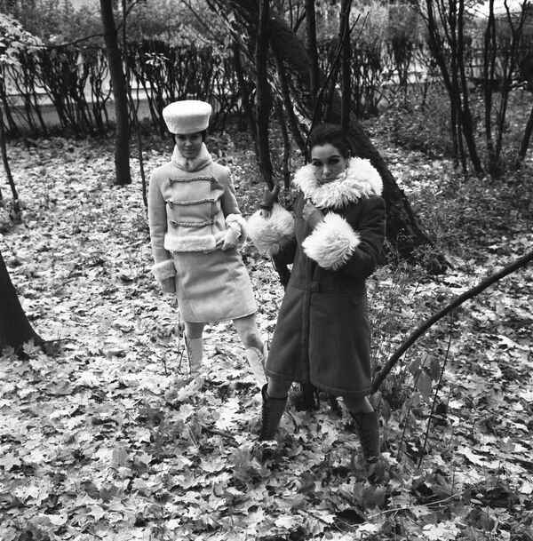 Models demonstrate sheepskin coats from the 1968 autumn-winter collection - Sputnik International