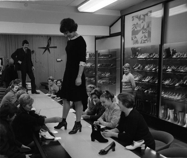 A model demonstrates leather shoes made at the Paris Commune factory in Moscow, 1972 - Sputnik International
