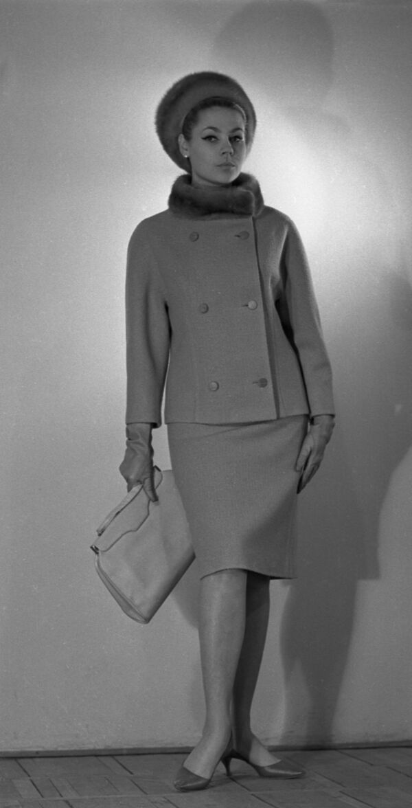 A model demonstrates a coat and a fur hat from the autumn-winter collection of 1965 - Sputnik International