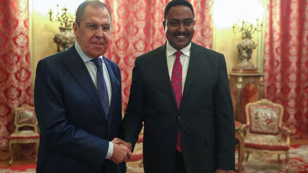 In this handout photo released by Russian Foreign Ministry, Russian Foreign Minister Sergei Lavrov, left, welcomes Workneh Gebeyehu, the executive secretary of the Intergovernmental Authority on Development (IGAD) - an eight-country trade bloc in Africa - during their meeting in Moscow, Russia - Sputnik International