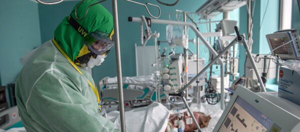 An employee of the National Medical Research Center for Endocrinology of the Russsian Health Ministry in a specially created infectious disease building for treating people with coronavirus - Sputnik International