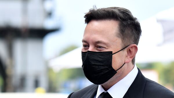 Elon Musk wears a protective mask as he arrives to attend a meeting with the leadership of the conservative CDU/CSU parliamentary group, in Berlin, Germany September 2, 2020. - Sputnik International