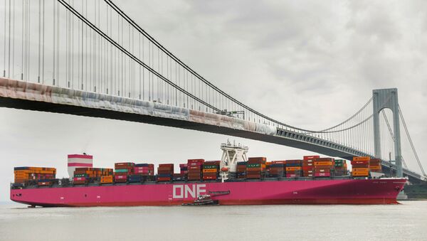 A huge container ship enters New York harbour  - Sputnik International
