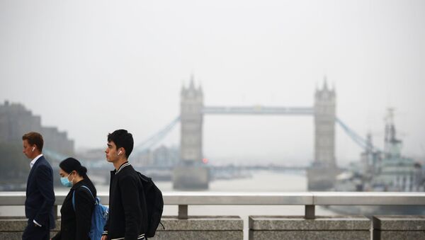 Commuters walk across the London Bridge - Sputnik International