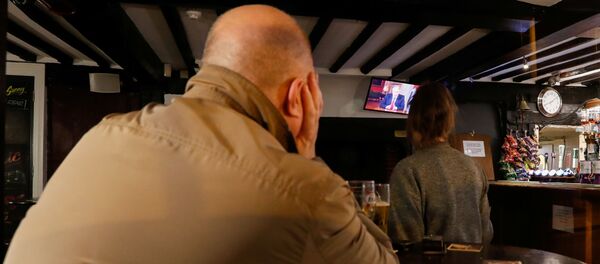 People watch the TV as Britain's Prime Minister Boris Johnson addresses the nation in The White Hart pub in Hemel Hempstead, Britain, 22 September 2020. REUTERS/Paul Childs People watch the TV as Britain's Prime Minister Boris Johnson addresses the nation in The White Hart pub in Hemel Hempstead, Britain, 22 September 2020. REUTERS/Paul Childs - Sputnik International