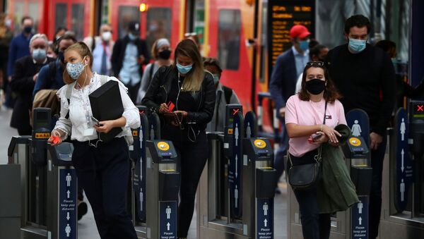 People wearing protective face masks make their way through Waterloo station during the morning rush hour, amid the coronavirus disease (COVID-19) outbreak, in London, Britain, September 23, 2020 - Sputnik International