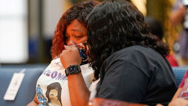 Tamika Palmer, the mother of Breonna Taylor, is comforted by family during a news conference announcing a $12 million civil settlement between the estate of Breonna Taylor and the City of Lousiville, in Louisville, Kentucky, U.S., September 15, 2020.  - Sputnik International